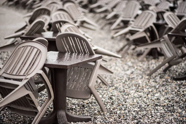 Metal korkuluklar ve cam duvar açık