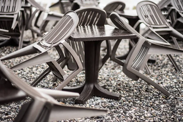 Metal korkuluklar ve cam duvar açık