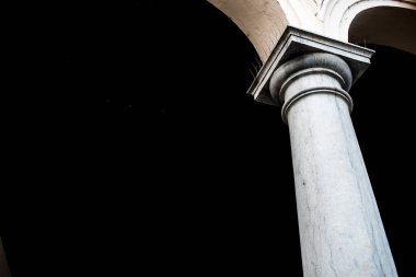 Klasik İtalyan mimarisi. İtalyan mimarisi, antik Yunan ve antik Roma uygarlıklarının klasik ideallerinden yoğun bir şekilde etkilenmiştir..