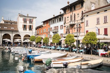 Desenzano, İtalya - 04.22.2019: Paskalya'dan sonra Desenzano City'de gölün kıyısında.