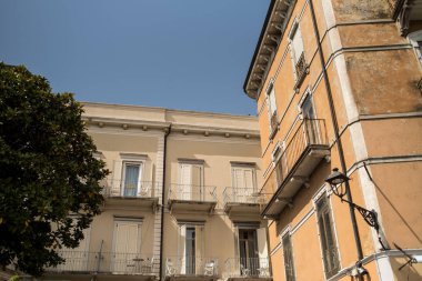 Klasik İtalyan mimarisi. İtalyan mimarisi, antik Yunan ve antik Roma uygarlıklarının klasik ideallerinden yoğun bir şekilde etkilenmiştir..