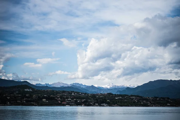 Όμορφη Ιταλική Αλπική Λίμνη Garda — Φωτογραφία Αρχείου