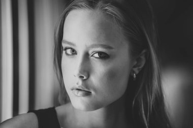 Güzel şehvetli genç sarışın kadın portre