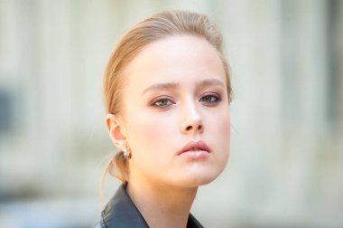 Güzel şehvetli genç sarışın kadın portre