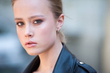 Güzel şehvetli genç sarışın kadın portre