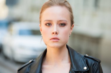 Güzel şehvetli genç sarışın kadın portre