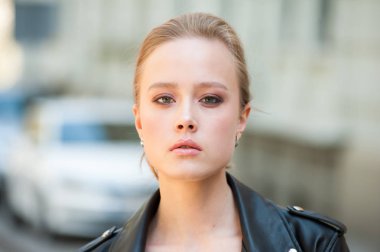 Güzel şehvetli genç sarışın kadın portre