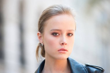 Güzel şehvetli genç sarışın kadın portre