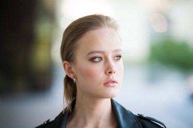 Güzel şehvetli genç sarışın kadın portre