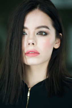 Güzel şehvetli gülümseyen genç kadın portre