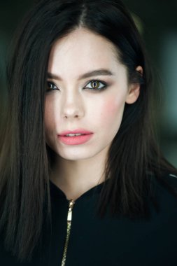 Güzel şehvetli gülümseyen genç kadın portre