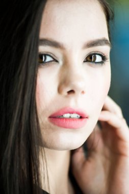 Güzel şehvetli gülümseyen genç kadın portre