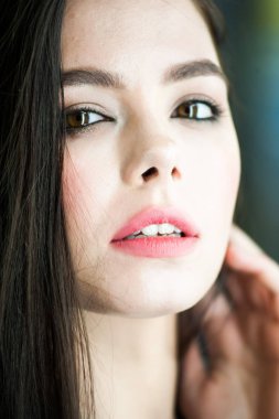 Güzel şehvetli gülümseyen genç kadın portre