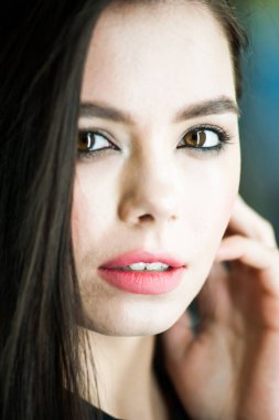 Güzel şehvetli gülümseyen genç kadın portre