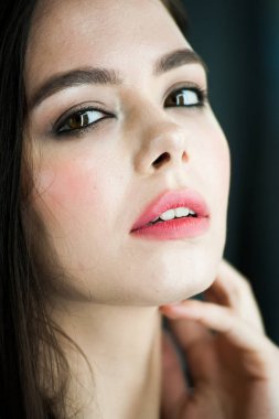 Güzel şehvetli gülümseyen genç kadın portre