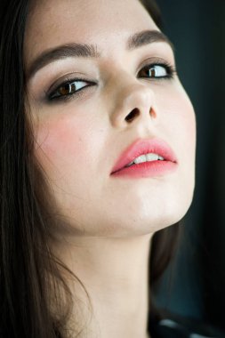 Güzel şehvetli gülümseyen genç kadın portre