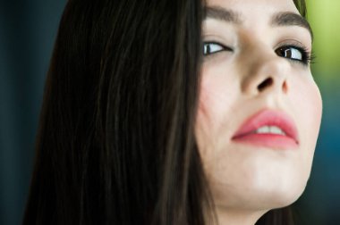 Güzel şehvetli gülümseyen genç kadın portre