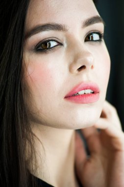 Güzel şehvetli gülümseyen genç kadın portre