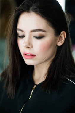 Güzel şehvetli gülümseyen genç kadın portre