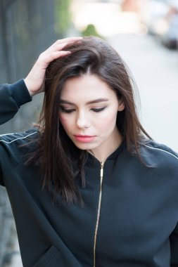 Siyah ceket giyen güzel gülümseyen genç kadın