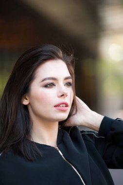 Siyah ceket giyen güzel gülümseyen genç kadın