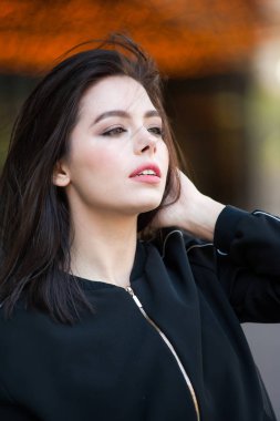Siyah ceket giyen güzel gülümseyen genç kadın