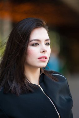 Siyah ceket giyen güzel gülümseyen genç kadın