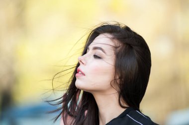 Rüzgarda güzel genç kadın portresi