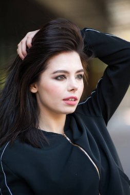 Siyah ceket giyen güzel gülümseyen genç kadın