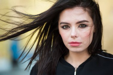 Rüzgarda güzel genç kadın portresi