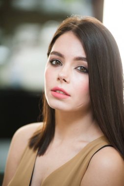 Güzel şehvetli gülümseyen genç kadın portre