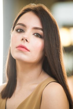 Bir güzellik salonunda bir kadın bir saç modeli ve makyaj ile