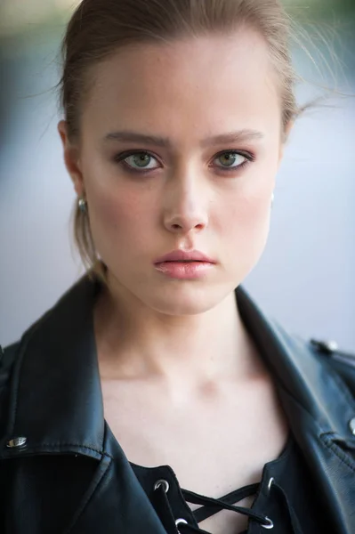 Siyah Deri Ceket Portre Güzel Genç Sarışın Kadın — Stok fotoğraf