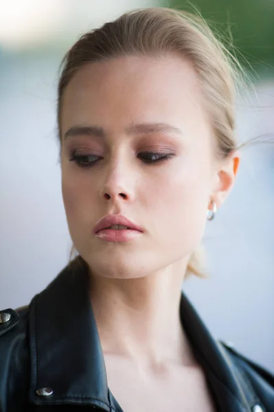 Vacker Ung Blond Kvinna Svart Skinnjacka Porträtt — Stockfoto