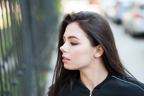 Schöne Lächelnde Junge Frau Schwarzer Jacke — Stockfoto