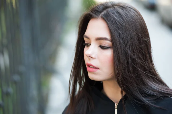 Bela Sorrindo Jovem Mulher Vestindo Jaqueta Preta — Fotografia de Stock