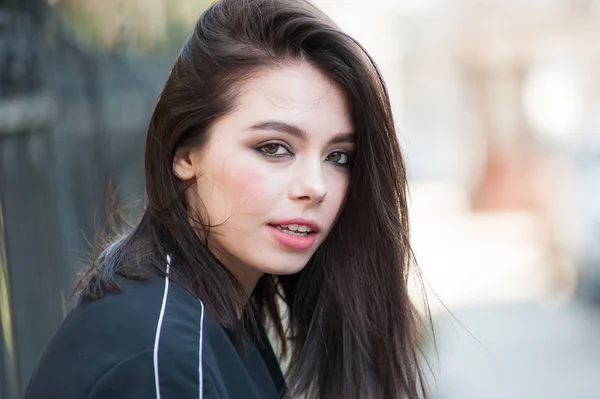 黒いジャケットを着た美しい笑顔の若い女性 — ストック写真
