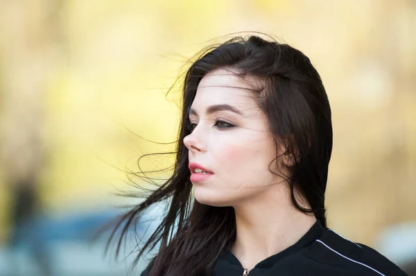 Schöne Junge Frau Porträt Auf Dem Wind — Stockfoto