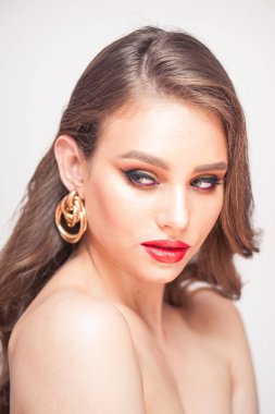 Güzellik Makyajı. Güzel yüz ve pembe dudaklar Ile kadın. Büyüleyici seksi makyaj, yumuşak pürüzsüz cilt ve dolgun tam pembe dudaklar Ile güzel genç zarif kadın modeli yakın yukarı. 