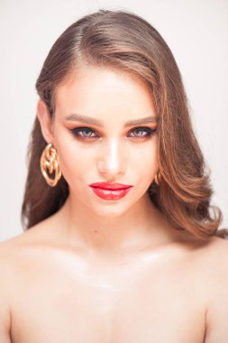 Güzellik Makyajı. Güzel yüz ve pembe dudaklar Ile kadın. Büyüleyici seksi makyaj, yumuşak pürüzsüz cilt ve dolgun tam pembe dudaklar Ile güzel genç zarif kadın modeli yakın yukarı. 