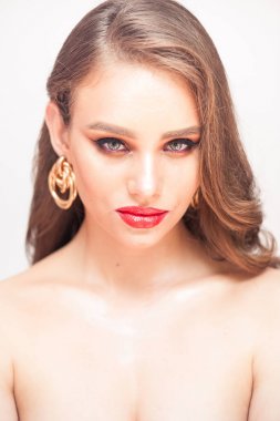 Güzellik Makyajı. Güzel yüz ve pembe dudaklar Ile kadın. Büyüleyici seksi makyaj, yumuşak pürüzsüz cilt ve dolgun tam pembe dudaklar Ile güzel genç zarif kadın modeli yakın yukarı. 