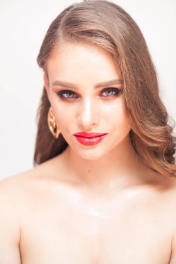 Güzellik Makyajı. Güzel yüz ve pembe dudaklar Ile kadın. Büyüleyici seksi makyaj, yumuşak pürüzsüz cilt ve dolgun tam pembe dudaklar Ile güzel genç zarif kadın modeli yakın yukarı. 