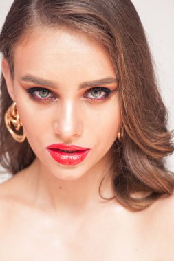 Güzellik Makyajı. Güzel yüz ve pembe dudaklar Ile kadın. Büyüleyici seksi makyaj, yumuşak pürüzsüz cilt ve dolgun tam pembe dudaklar Ile güzel genç zarif kadın modeli yakın yukarı. 
