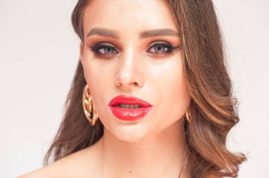 Güzellik Makyajı. Güzel yüz ve pembe dudaklar Ile kadın. Büyüleyici seksi makyaj, yumuşak pürüzsüz cilt ve dolgun tam pembe dudaklar Ile güzel genç zarif kadın modeli yakın yukarı. 