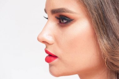 Güzellik Makyajı. Güzel yüz ve pembe dudaklar Ile kadın. Büyüleyici seksi makyaj, yumuşak pürüzsüz cilt ve dolgun tam pembe dudaklar Ile güzel genç zarif kadın modeli yakın yukarı. 