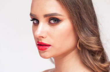 Güzellik Makyajı. Güzel yüz ve pembe dudaklar Ile kadın. Büyüleyici seksi makyaj, yumuşak pürüzsüz cilt ve dolgun tam pembe dudaklar Ile güzel genç zarif kadın modeli yakın yukarı. 