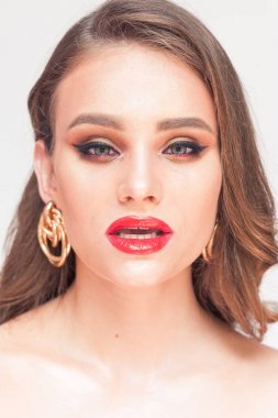 Güzellik Makyajı. Güzel yüz ve pembe dudaklar Ile kadın. Büyüleyici seksi makyaj, yumuşak pürüzsüz cilt ve dolgun tam pembe dudaklar Ile güzel genç zarif kadın modeli yakın yukarı. 