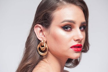 Güzellik Makyajı. Güzel yüz ve pembe dudaklar Ile kadın. Büyüleyici seksi makyaj, yumuşak pürüzsüz cilt ve dolgun tam pembe dudaklar Ile güzel genç zarif kadın modeli yakın yukarı. 