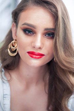 Güzellik Makyajı. Güzel yüz ve pembe dudaklar Ile kadın. Büyüleyici seksi makyaj, yumuşak pürüzsüz cilt ve dolgun tam pembe dudaklar Ile güzel genç zarif kadın modeli yakın yukarı. 