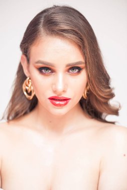 Güzellik Makyajı. Güzel yüz ve pembe dudaklar Ile kadın. Büyüleyici seksi makyaj, yumuşak pürüzsüz cilt ve dolgun tam pembe dudaklar Ile güzel genç zarif kadın modeli yakın yukarı. 